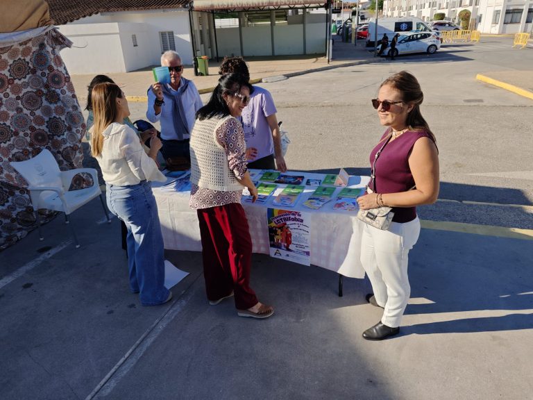 Mesa informativa sobre LGTBIfobia, diversidad y salud sexual en el Recinto Ferial de Castellar de la Frontera.