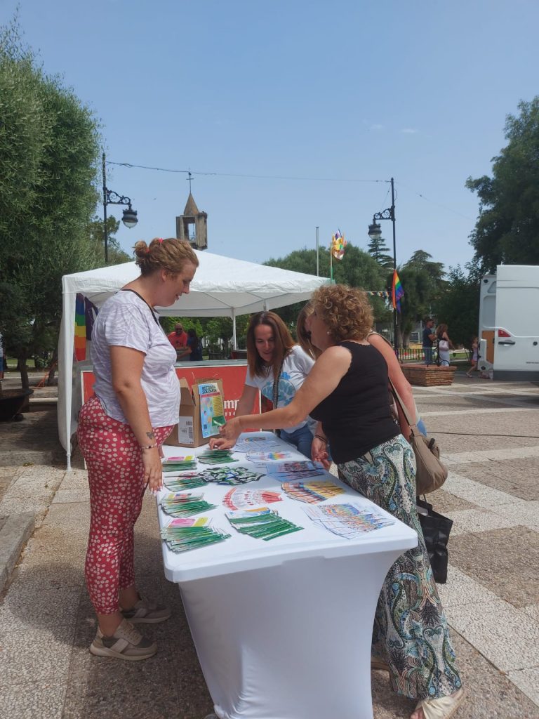 Mesa Informativa sobre LGTBIfobia en la zona peatonal frente a la oficina de La Caixa en Castellar de la Frontera.